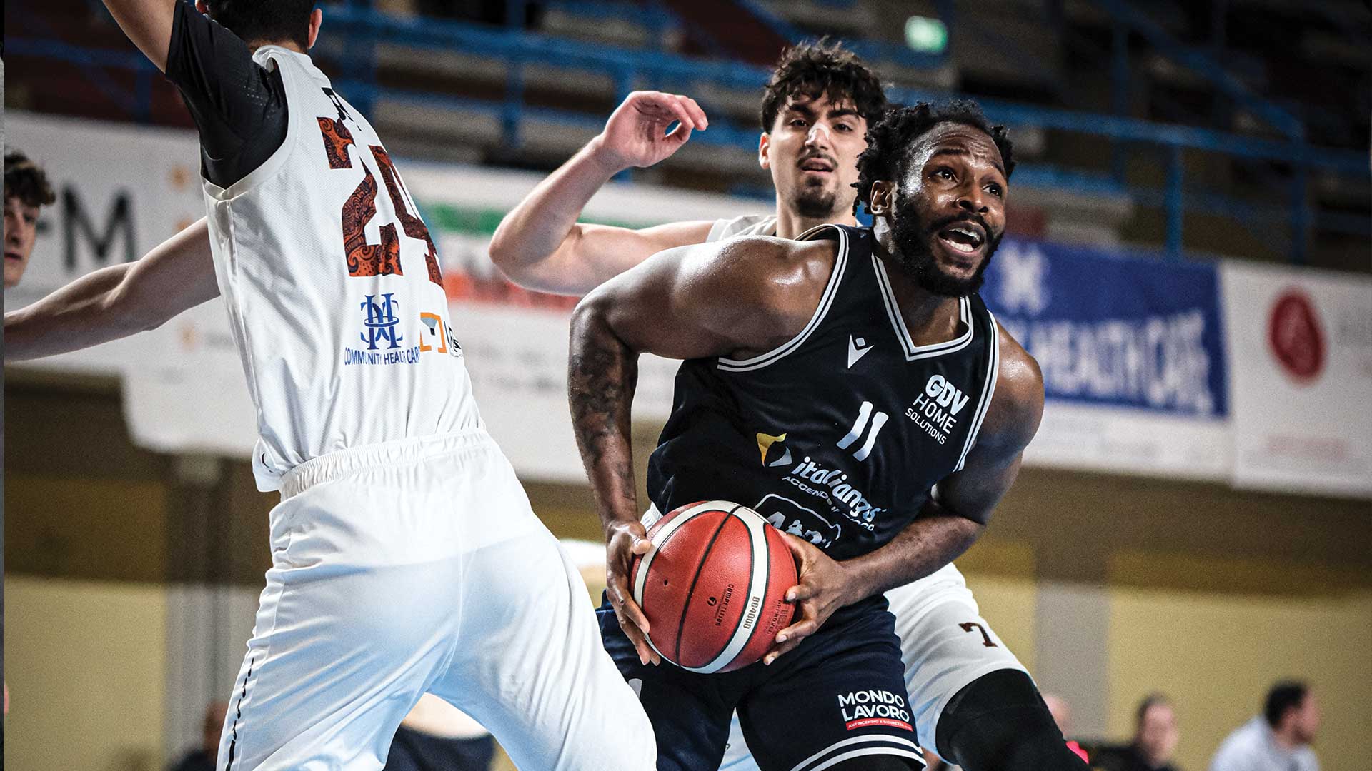 AIR BASKET ITALIANGAS TERMOLI VINCE A MOLA DI BARI E RESTA IN CORSA PER I PLAYOFF